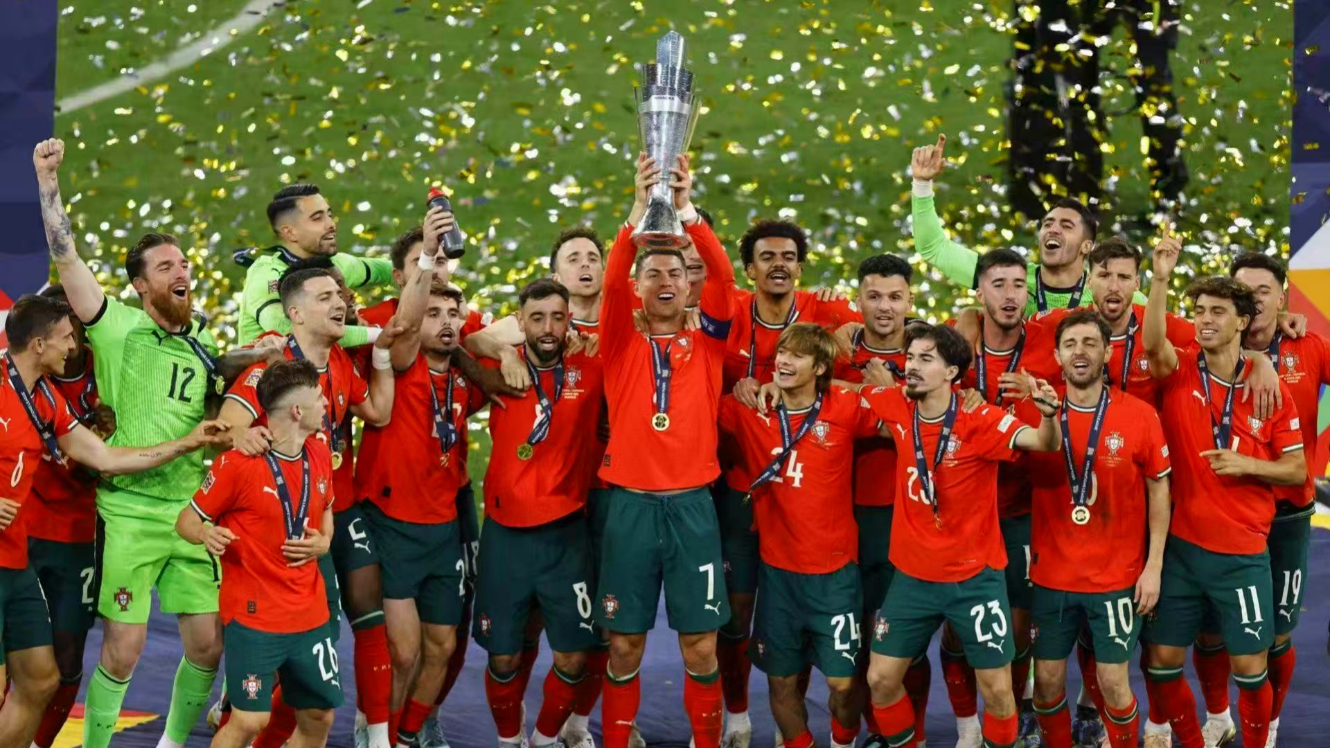 包含巴黎圣日耳曼险胜曼联，C罗补时绝平欧联杯的词条